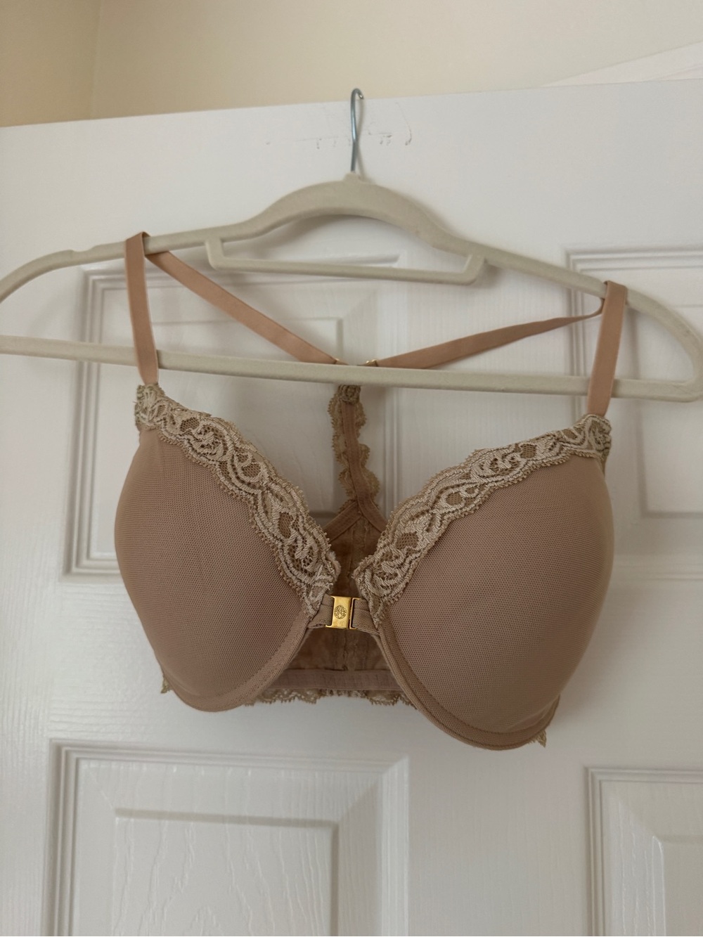 Natori Beige Lace-Trim T-Back Bra with Gold Front Clasp